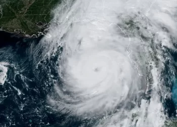 Huracán Helene se fortalece a categoría 4; cancelan miles de vuelos en EU