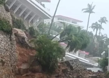 Cae muro del Hotel Las Brisas en Acapulco, por efectos del huracán John