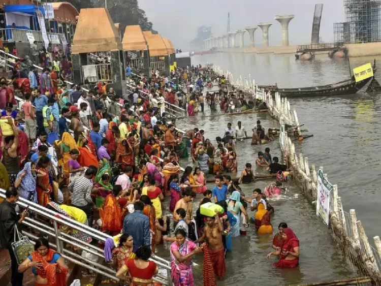 Tragedia en India: 37 niños y 6 mujeres mueren ahogados en festividad religiosa