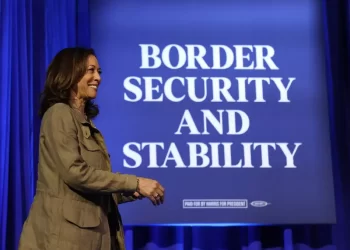 Kamala Harris visita Arizona, frontera con México y promete reforma migratoria