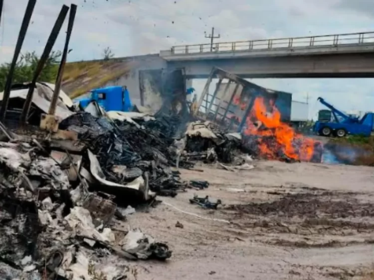 Enfrentamientos dejan muertos y bloqueos por la autopista Mazatlán-Culiacán