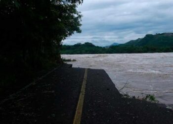 Se desbordan ríos en Michoacán por desfogue de presas; puente colapsa y afecta carreteras