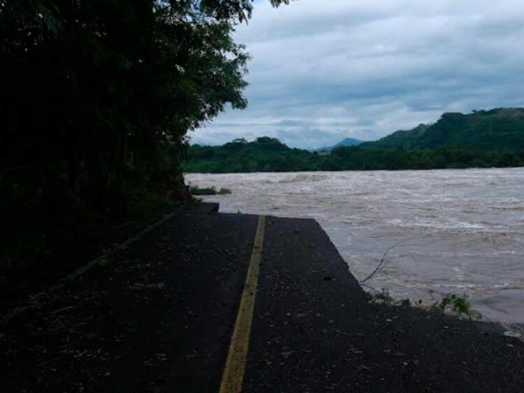 Se desbordan ríos en Michoacán por desfogue de presas; puente colapsa y afecta carreteras