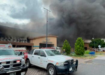 Se incendia tienda Walmart en Zapopan, Jalisco; reportan intoxicados