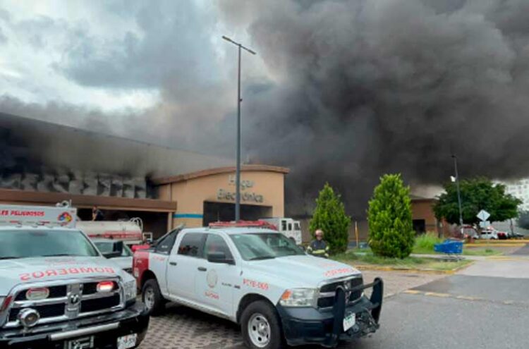 Se incendia tienda Walmart en Zapopan, Jalisco; reportan intoxicados