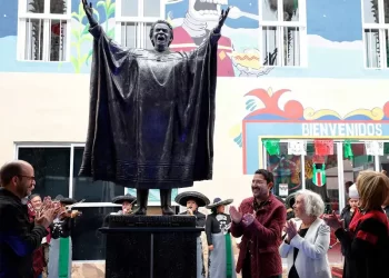 Develan estatua de la cantante Chavela Vargas en Plaza Garibaldi de la CDMX