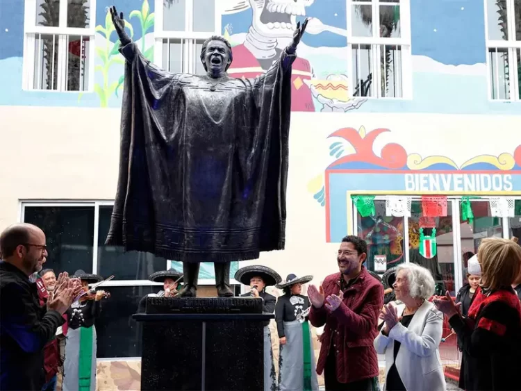 Develan estatua de la cantante Chavela Vargas en Plaza Garibaldi de la CDMX