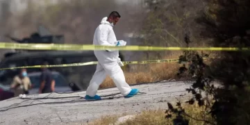 Hallan bolsas con restos humanos y cinco cuerpos maniatados en Nuevo León