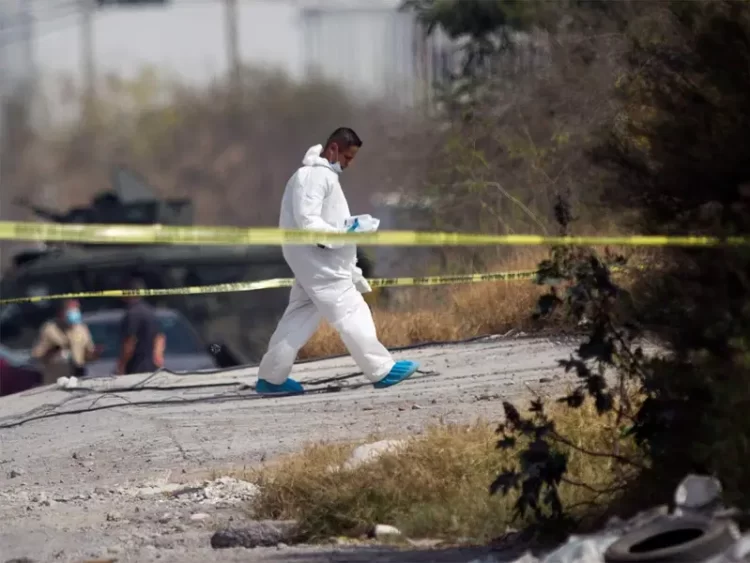 Hallan bolsas con restos humanos y cinco cuerpos maniatados en Nuevo León