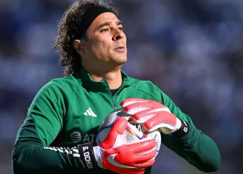 Guillermo Ochoa continuará su carrera en el AVS SAD de Portugal