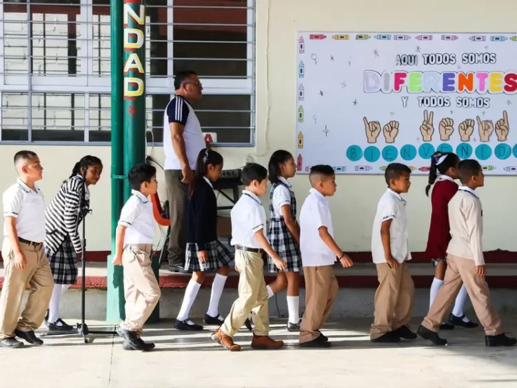 Primer puente escolar en septiembre de 2024 en México