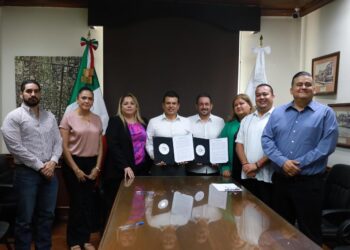 Firma Eduardo Gattás acta de entrega-recepción del Ayuntamiento 2021-2024.