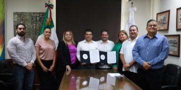 Firma Eduardo Gattás acta de entrega-recepción del Ayuntamiento 2021-2024.