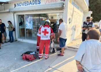 Dos motociclistas heridos al ser impactados por un auto en Col. Escandón