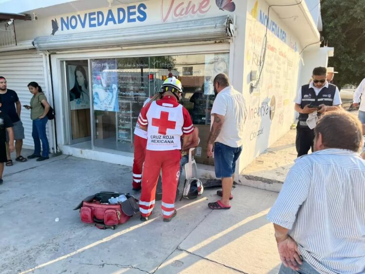 Dos motociclistas heridos al ser impactados por un auto en Col. Escandón
