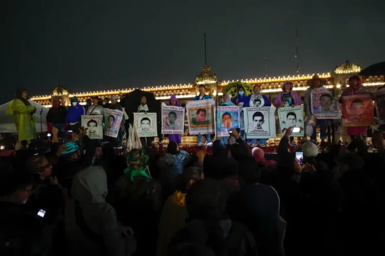 Claman justicia en la marcha por los 10 años de Ayotzinapa