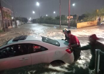 Rescatan a 18 personas de autos varados por la lluvia dominical en Cd. Victoria
