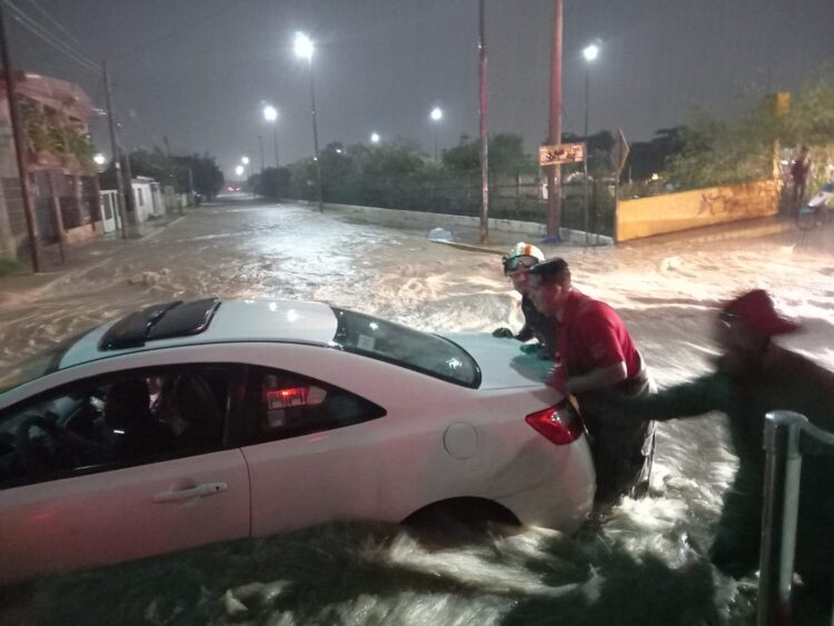 Rescatan a 18 personas de autos varados por la lluvia dominical en Cd. Victoria