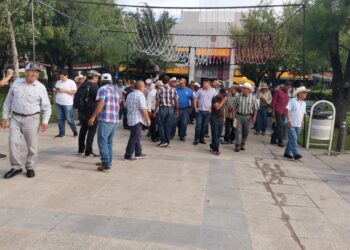 Se plantan sorgueros frente a Palacio de Gobierno en Cd. Victoria; exigen fluya efectivo de 270 millones