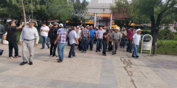 Se plantan sorgueros frente a Palacio de Gobierno en Cd. Victoria; exigen fluya efectivo de 270 millones