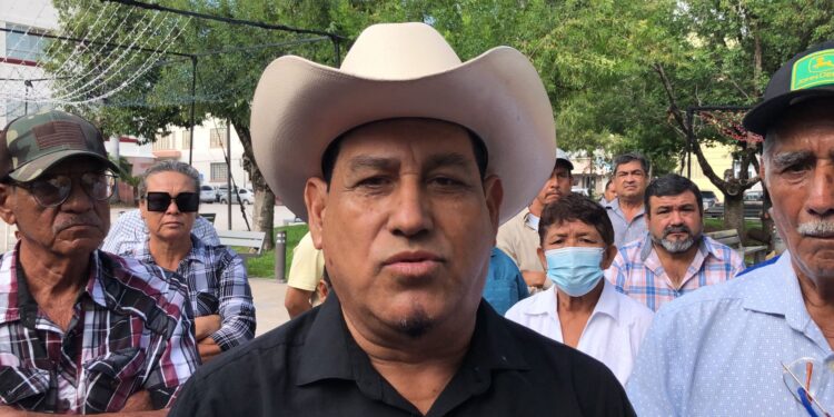 Se plantan sorgueros frente a Palacio de Gobierno en Cd. Victoria; exigen fluya efectivo de 270 millones