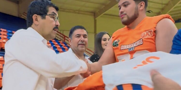 Presenta el rector Anaya a los Correcaminos UAT Liga Mayor de Futbol Americano