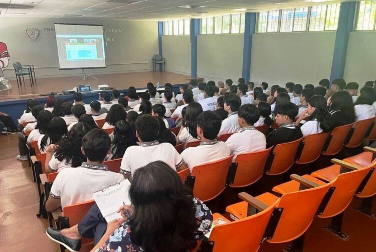 Concientizan a estudiantes sobre retos virales en redes sociales