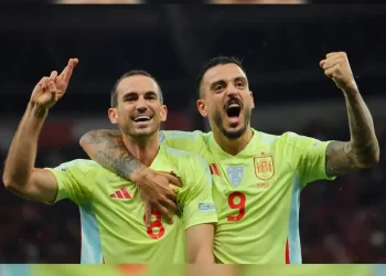 España golea 4-1 a Suiza pese a jugar con uno menos