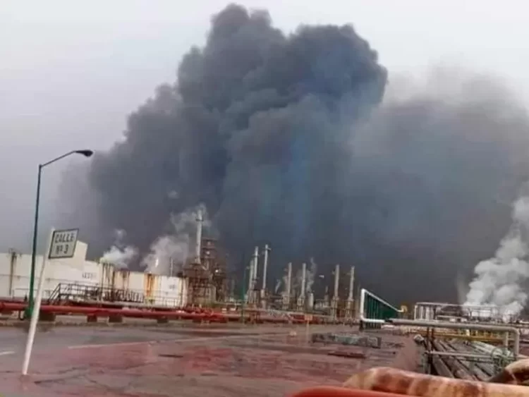 Reportan incendio en la refinería de Salina Cruz, Oaxaca