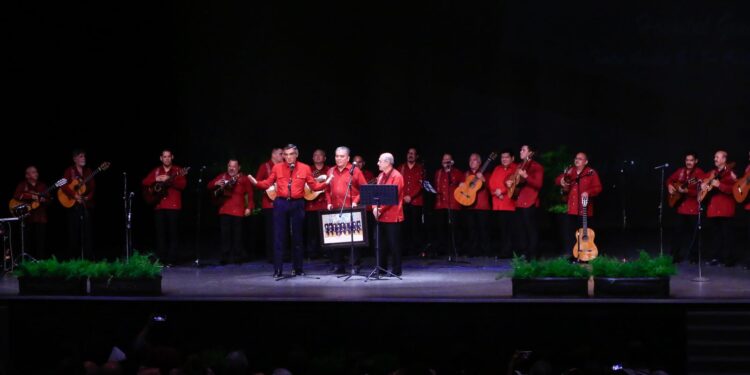 Celebran Américo Villarreal y esposa 25 aniversario de la rondalla del Hospital General de Victoria