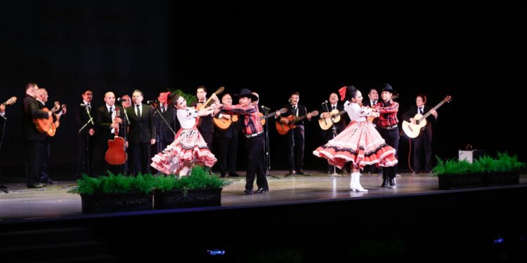 Celebran Américo Villarreal y esposa 25 aniversario de la rondalla del Hospital General de Victoria