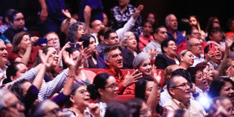 Celebran Américo Villarreal y esposa 25 aniversario de la rondalla del Hospital General de Victoria