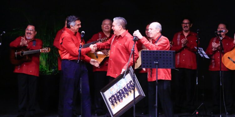 Celebran Américo Villarreal y esposa 25 aniversario de la rondalla del Hospital General de Victoria