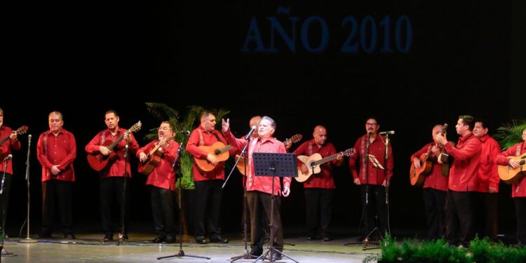 Celebran Américo Villarreal y esposa 25 aniversario de la rondalla del Hospital General de Victoria