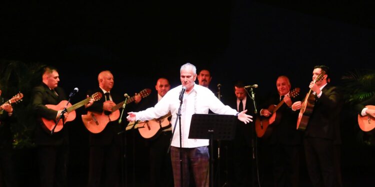 Celebran Américo Villarreal y esposa 25 aniversario de la rondalla del Hospital General de Victoria