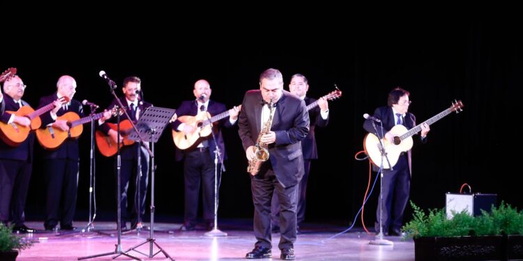 Celebran Américo Villarreal y esposa 25 aniversario de la rondalla del Hospital General de Victoria