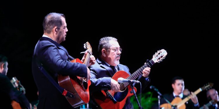 Celebran Américo Villarreal y esposa 25 aniversario de la rondalla del Hospital General de Victoria