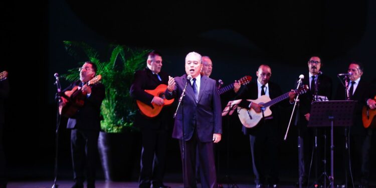 Celebran Américo Villarreal y esposa 25 aniversario de la rondalla del Hospital General de Victoria