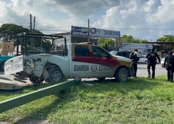 Policía destroza patrulla