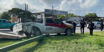 Policía destroza patrulla