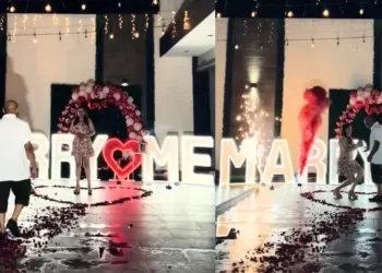 Regia le propone matrimonio a su novio y video se viraliza