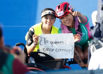 Triatleta Brenda Osnaya propone matrimonio tras competir en París 2024