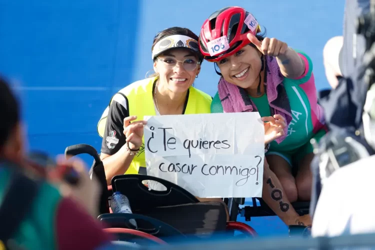 Triatleta Brenda Osnaya propone matrimonio tras competir en París 2024