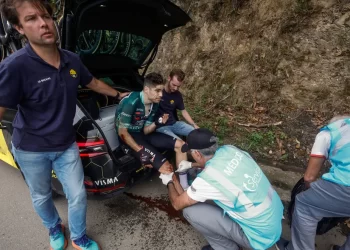 Van Aert se retira de la Vuelta a España tras accidente en la etapa 16