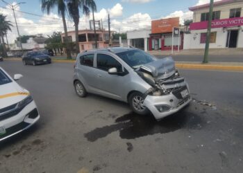 Choca auto contra microbús en calles 16 y Nuevo León de Cd. Victoria
