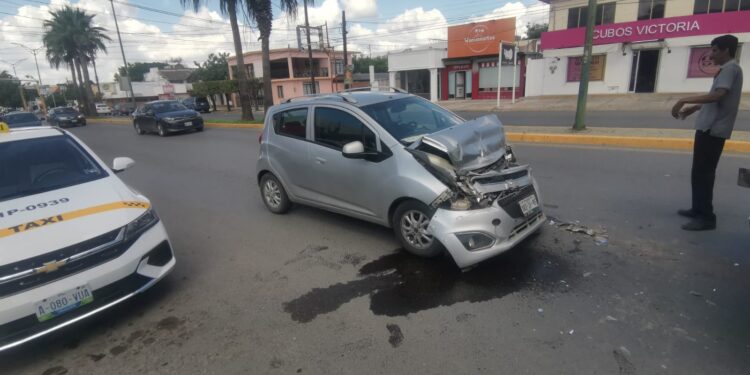 Choca auto contra microbús en calles 16 y Nuevo León de Cd. Victoria