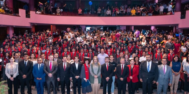 Rector Dámaso Anaya preside la graduación de 161 egresados de la UAT