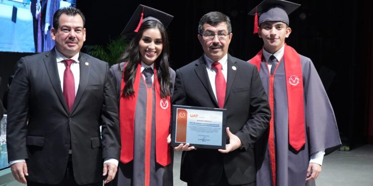 Rector Dámaso Anaya preside la graduación de 161 egresados de la UAT