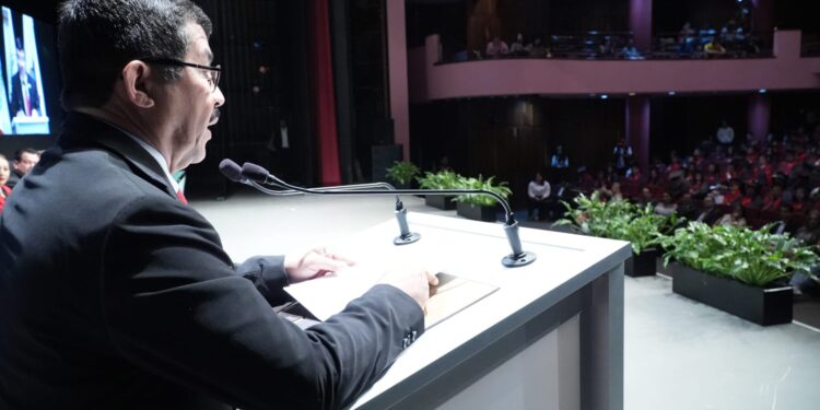 Rector Dámaso Anaya preside la graduación de 161 egresados de la UAT