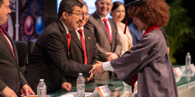 Rector Dámaso Anaya preside la graduación de 161 egresados de la UAT
